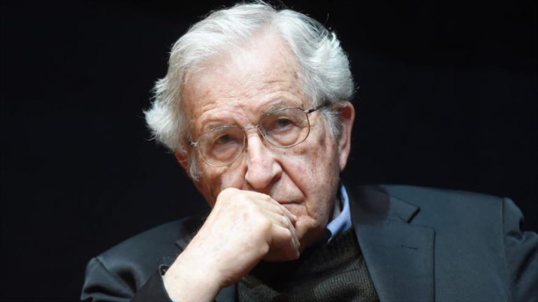 El célebre politólogo y lingüista estadounidenses Noam Chomsky.